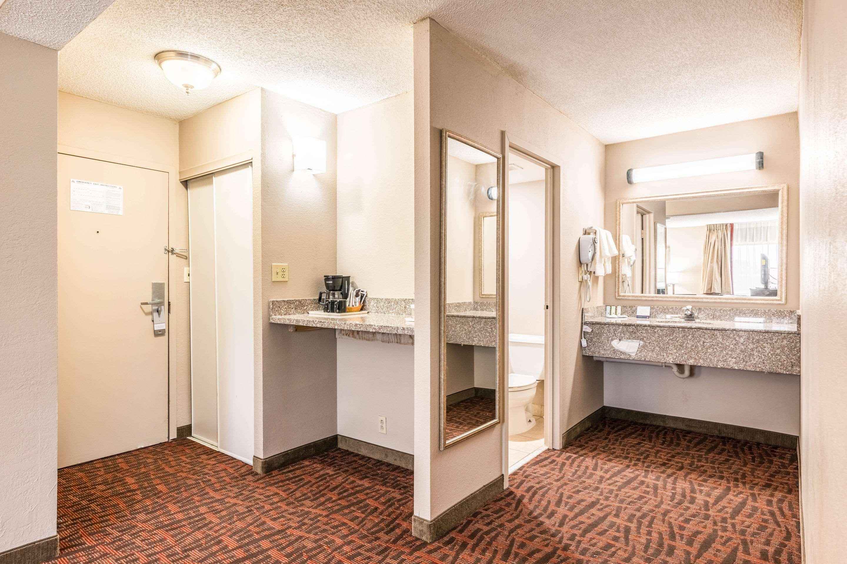 Lake Norman Inn And Suites コーネリアス エクステリア 写真