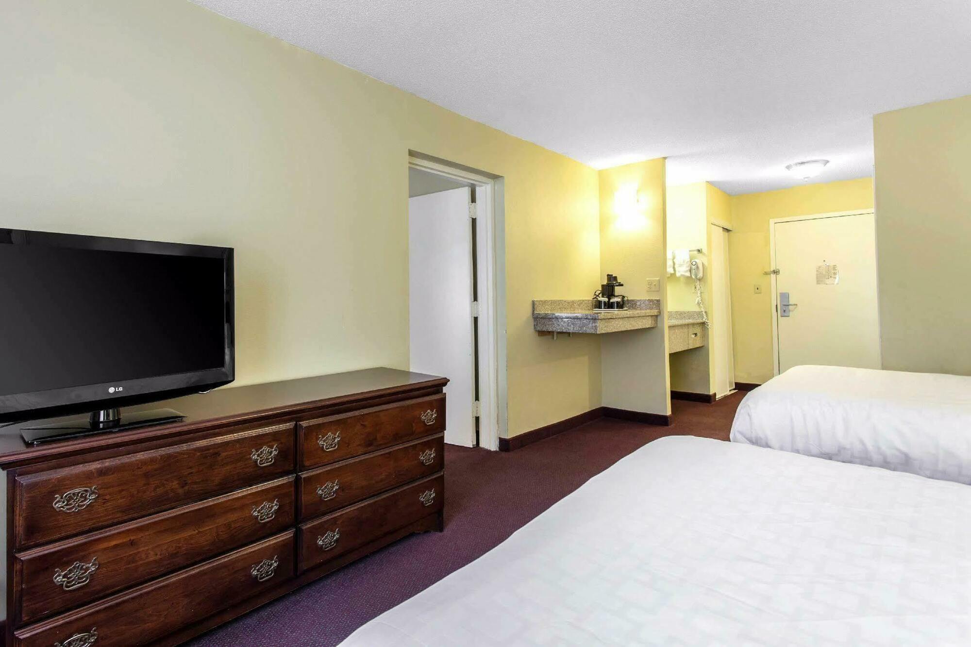 Lake Norman Inn And Suites コーネリアス エクステリア 写真